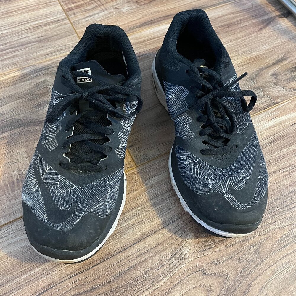 women's Black and White Nike Sneakers Size 6